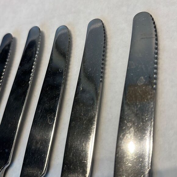 Oneida Stainless Dinner Knife Scroll Pattern Lot Set 8 Knives - Picture 2 of 3